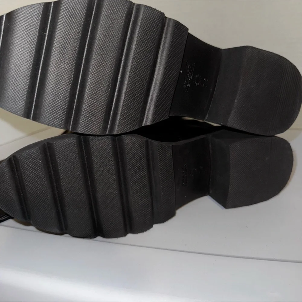 Stuart Weitzman nwob display